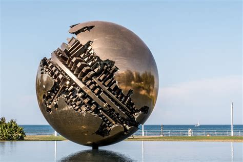 Dettaglio dell'altare in bronzo di Arnaldo Pomodoro collocato nel presbiterio del Santuario.