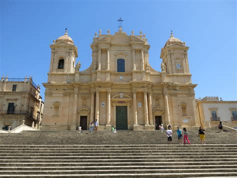 Vista esterna del Chiosco della Cattedrale di Noto con la scalinata della Cattedrale sullo sfondo
