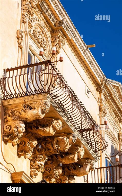 Balcone decorato di Palazzo Nicolaci di Villadorata