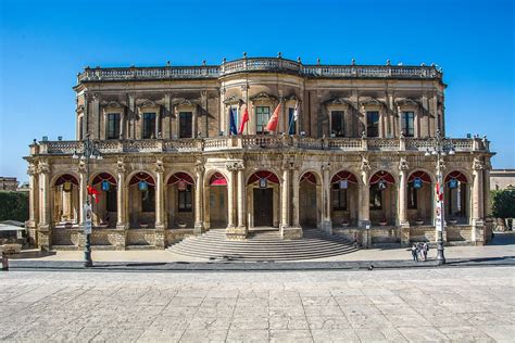 Vista della scalinata della Cattedrale di Noto con Palazzo Ducezio