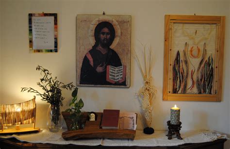 Foto di un piccolo angolo di preghiera domestico con una Bibbia, una candela e un crocifisso su un tavolino in un angolo tranquillo della casa.