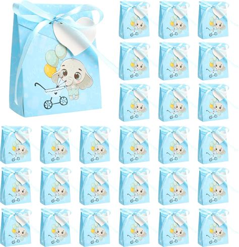 Illustrazione di diverse scatoline portaconfetti per battesimo, con dettagli in quilling, a forma di scarpetta, cubiche e triangolari.