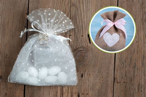 Composizione di diverse tipologie di sacchetti e bustine per confetti, in rete, tulle e plastica trasparente.