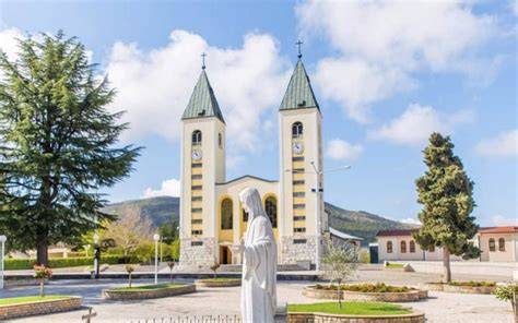 Mappa illustrata dei principali luoghi di culto di Medjugorje: Chiesa di San Giacomo, Collina delle Apparizioni e Monte Križevac