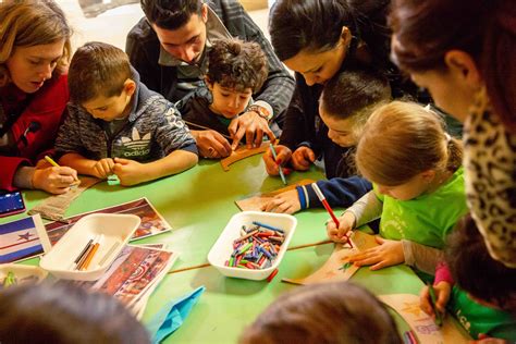 Catechista che dialoga con genitori e bambini in un ambiente accogliente