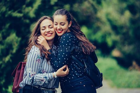 due amiche che si abbracciano