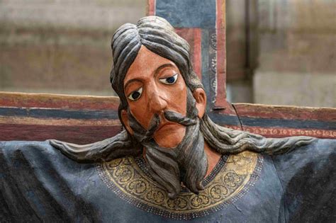 illustrazione del Volto Santo di Lucca con il colobium nero e la corona regale