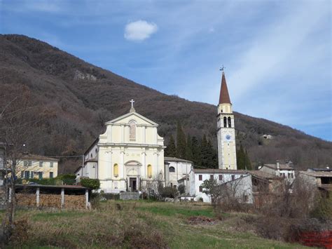 Veduta panoramica delle colline di Borso del Grappa con il massiccio del Monte Grappa sullo sfondo