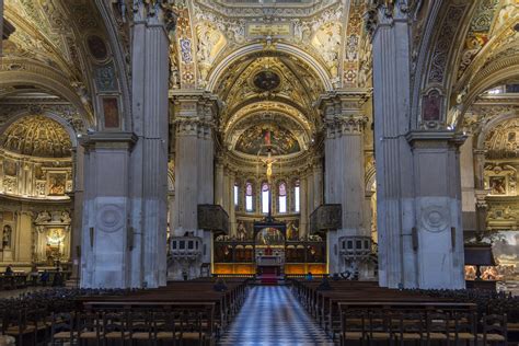Foto degli interni della chiesa di S. Maria Maggiore con focus sull'altare maggiore e la statua della Madonna