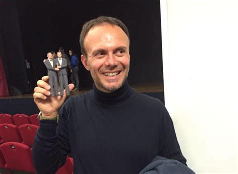 Francesco Pezzulli in studio di doppiaggio
