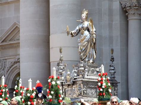 Foto di portatori che trasportano una statua di Santa Lucia in processione