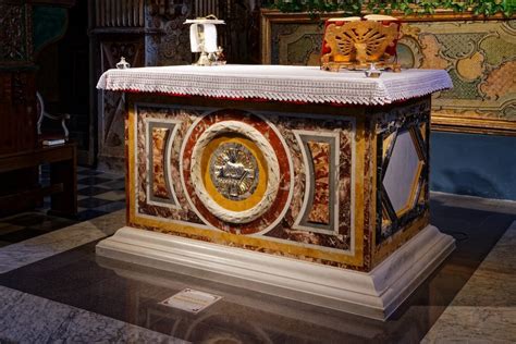Dettaglio dell'altare maggiore con marmi policromi