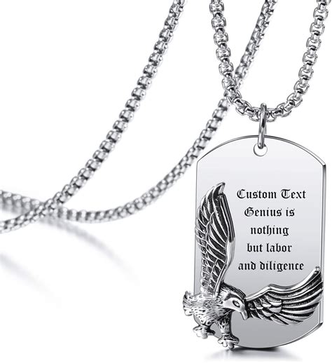 Dettaglio della collana in acciaio inossidabile con incisione dell'Arcangelo