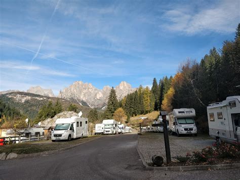 Foto panoramica dell'Area Camper Corno di Rosazzo con i camper e il paesaggio circostante
