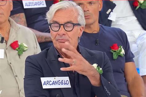 Foto di Arcangelo, cavaliere del Trono Over, durante una registrazione in studio