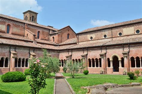 Chiostro dell'Abbazia di Chiaravalle della Colomba, esempio di architettura cistercense
