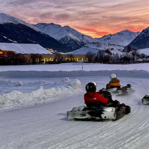 Pista di ice karting situata in un contesto montano innevato con kart dotati di gomme chiodate