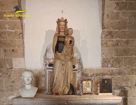 Fotografia artistica di una scultura lignea dell'Ottocento, raffigurante una Madonna, conservata in una chiesa locale