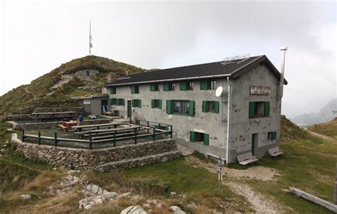 Foto aerea del Rifugio Santa Rita con le montagne circostanti