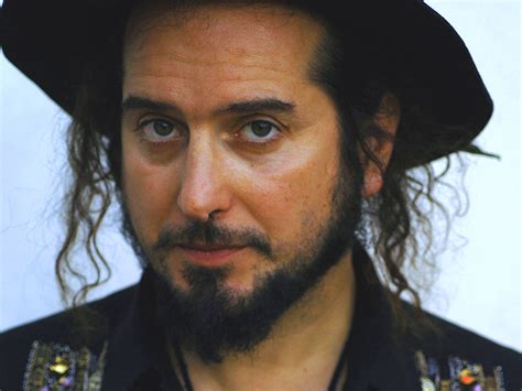 foto artistica di Vinicio Capossela durante una sessione di registrazione in studio