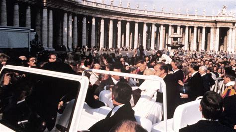 Foto d'archivio dell'attentato a Giovanni Paolo II in Piazza San Pietro