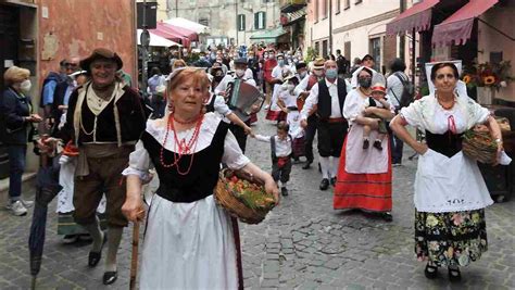 Foto di sagra paesana o evento comunitario con persone in festa