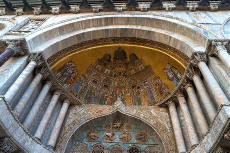 Dettaglio architettonico della facciata della Basilica di Santa Eulalia con elementi romanici e gotici