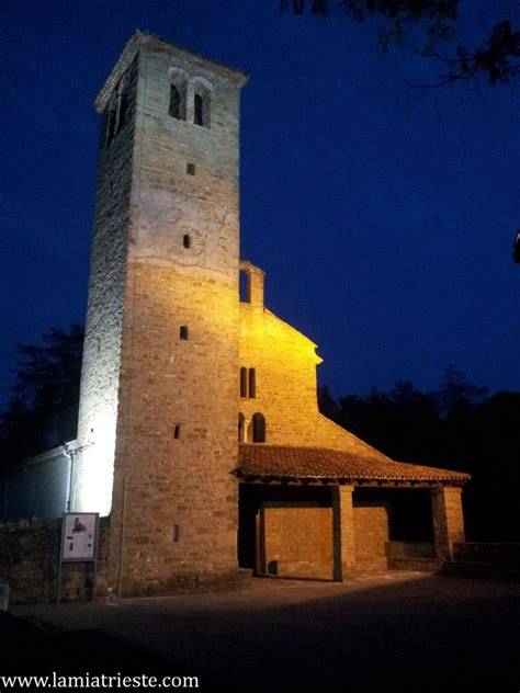 Esterno della Chiesa di Santa Maria Assunta a Muggia Vecchia, con la sua architettura romanica