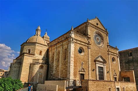 Facciata imponente della Cattedrale di Santa Maria Assunta a Gravina in Puglia con il rosone