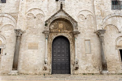 Dettaglio del rosone e dei portali della Cattedrale di Santa Maria Assunta a Gravina in Puglia