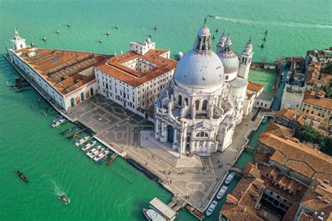 Veduta esterna della facciata della Chiesa di Santa Maria della Salute in stile gotico