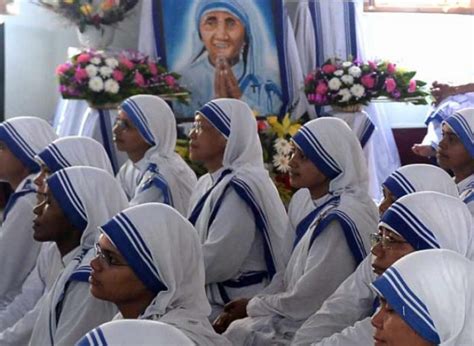 Una suora delle Missionarie della Carità che assiste un malato