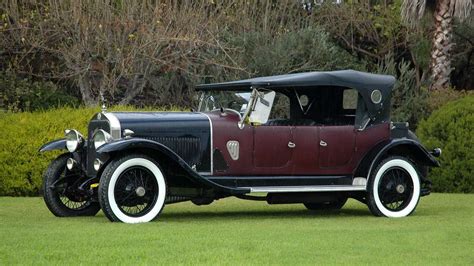 Foto d'epoca di un modello Isotta Fraschini di lusso