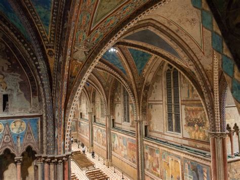 Interno della navata della chiesa con gli altari laterali