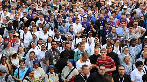 Religiosi e religiose di diversi ordini in preghiera o in servizio