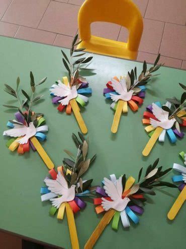 Bambini che realizzano lavoretti a tema Domenica delle Palme