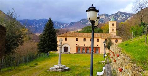 Foto panoramica del Santuario della Madonna di Cortinica immerso nel paesaggio collinare