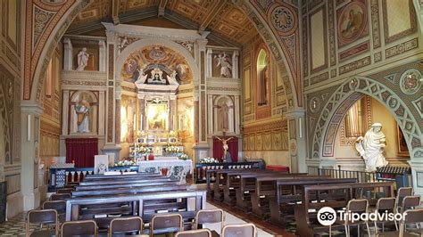 Foto dell'interno a tre navate del Santuario della Madonna di Cortinica