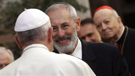 Rabbino anziano con testo sacro