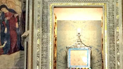 Raffigurazione del Miracolo di Bolsena con il corporale macchiato di sangue.