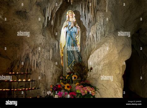 La grotta di Massabielle a Lourdes con la statua della Vergine