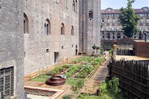 Giardino monastico medievale con aiuole di erbe e ortaggi