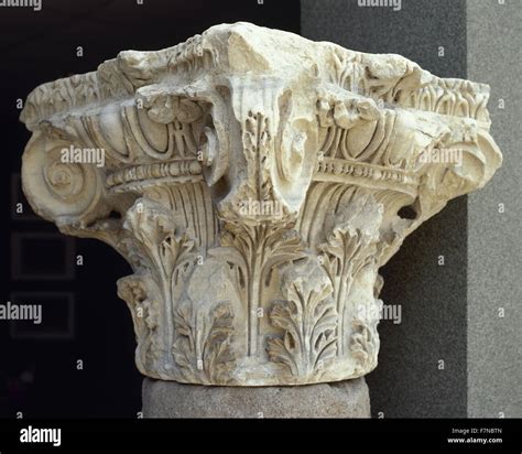 Capitello corinzio con foglie d'acanto scolpite