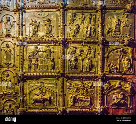 Descrizione: Dettaglio delle porte bronzee romaniche della Basilica di San Zeno a Verona, con le formelle che narrano storie bibliche.