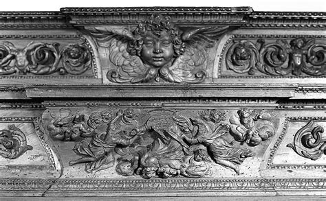 Dettaglio dei putti decorativi sopra la cimasa del tabernacolo