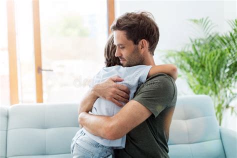 illustrazione del Padre che abbraccia il figlio tornato a casa