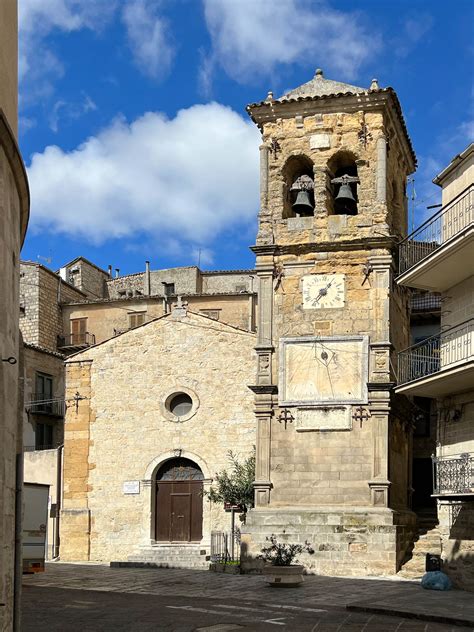 Chiesa della Misericordia o del Crocifisso a Farnese, esterno e campanile