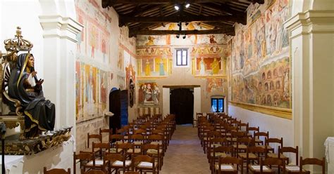 Interno della Chiesa della Misericordia o del Crocifisso a Farnese, vista sull'aula unica