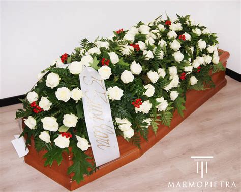 Composizione floreale sulla bara durante un funerale, con colori delicati