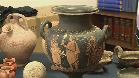 Antica sepoltura con tracce di fiori, raffigurante reperti archeologici